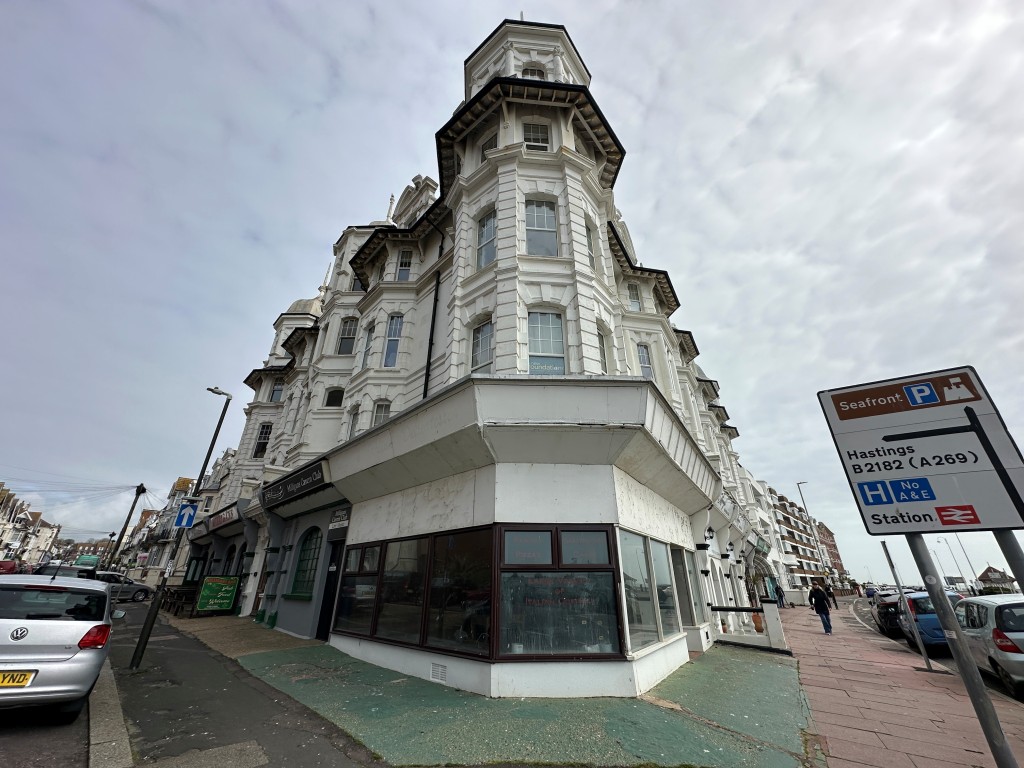 Lot: 78 - GROUND FLOOR AND BASEMENT PREMISES WITH SEA VIEWS - Corner view property with glass frontage